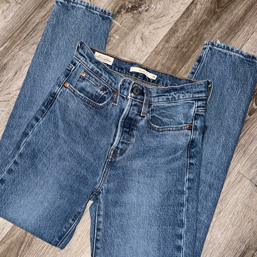 Levi's Wedgie Tapered Leg Medium Wash Jeans Size 24